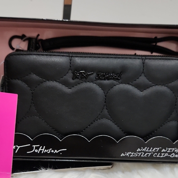 🔹Betsey Johnson 🔹️Boxed Black Heart-Embossed Long Zip Quilted Wallet Wristlet - Picture 6 of 11